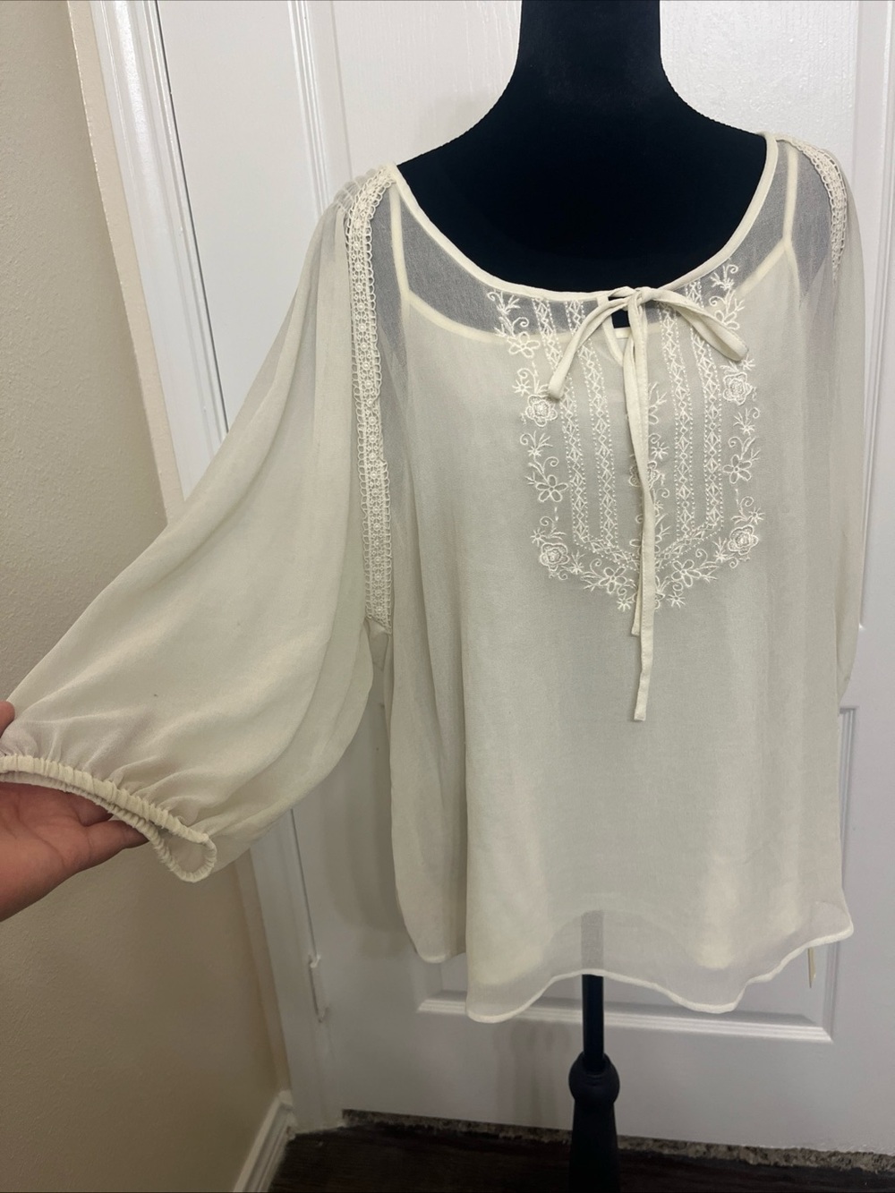 LC Lauren Conrad Cream sheer blouse delicate floral embroidery Detail Sz XL New